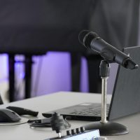 Laptop, conference table, mouse — Forex Trading With Metatrader 4 for Effective Risk Management and Insights